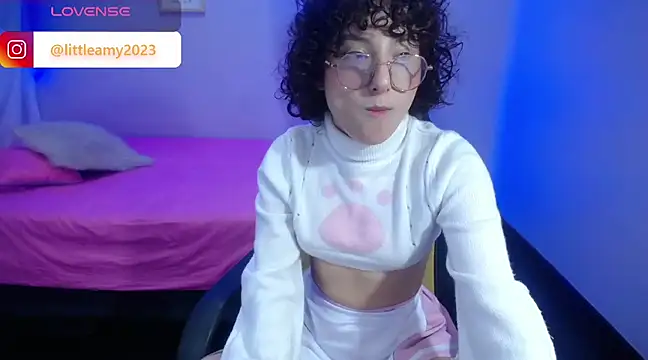 Snapshot of little__amy_ chatting on 01-05-25, 08:00 little  amy  online show from 01-05-25, 08:00