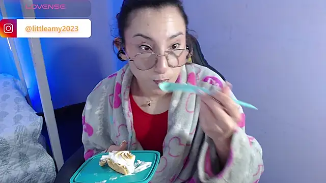 Snapshot of little__amy_ chatting on 02-07-25, 10:52 little  amy  online show from 02-07-25, 10:52