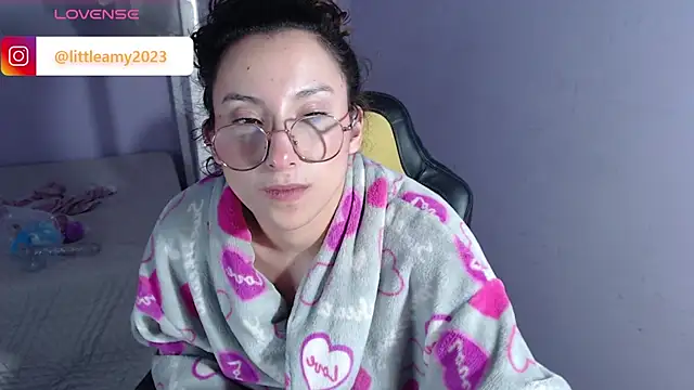 Snapshot of little__amy_ chatting on 03-20-25, 04:51 little  amy  online show from 03-20-25, 04:51