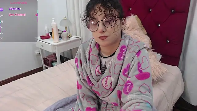 Snapshot of little__amy_ chatting on 10-11-25, 08:29 little  amy  online show from 10-11-25, 08:29