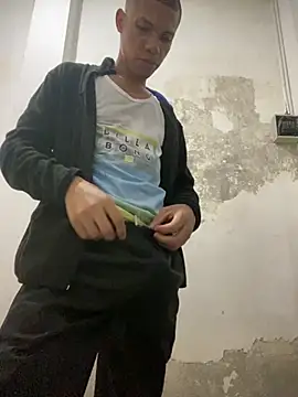 Snapshot of MoiseXxx_777 chatting on 02-23-25, 08:00 MoiseXxx 777 online show from 02-23-25, 08:00