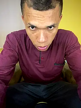 Snapshot of MoiseXxx_777 chatting on 10-17-25, 08:17 MoiseXxx 777 online show from 10-17-25, 08:17