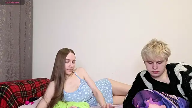 Snapshot of Emily_and_Ilumi chatting on 03-01-26, 06:32 Emily and Ilumi online show from 03-01-26, 06:32