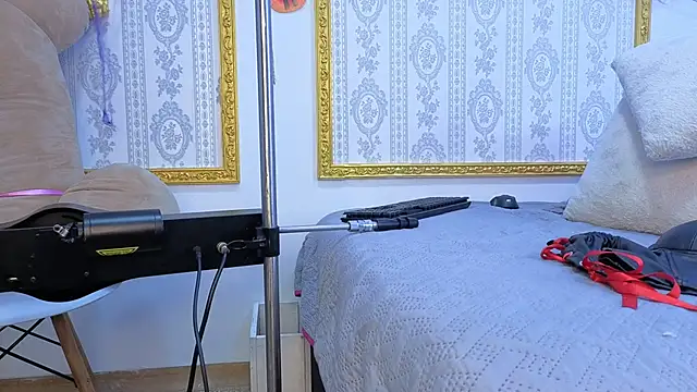 Snapshot of CandyQueenGold chatting on 10-28-25, 06:32 CandyQueenGold online show from 10-28-25, 06:32