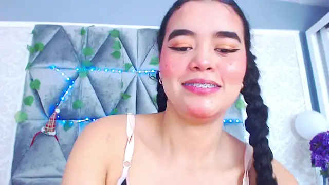 Snapshot of Angela_lovee chatting on 01-22-25, 01:00 Angela lovee online show from 01-22-25, 01:00