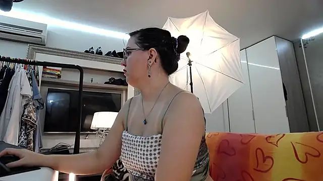 Snapshot of ILoveToFeelU chatting on 10-19-25, 04:29 ILoveToFeelU online show from 10-19-25, 04:29