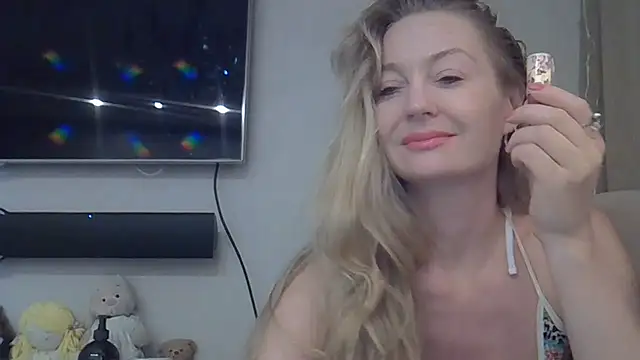Snapshot of ZarinaSwift chatting on 06-27-26, 12:22 ZarinaSwift online show from 06-27-26, 12:22