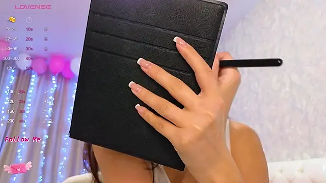 Snapshot of LaraSkinny chatting on 12-18-24, 03:04 LaraSkinny online show from 12-18-24, 03:04