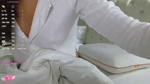 Snapshot of LaraSkinny chatting on 11-12-25, 02:23 LaraSkinny online show from 11-12-25, 02:23