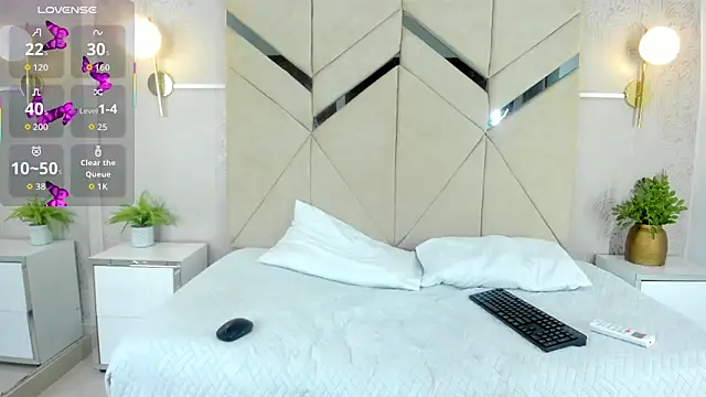 LiaVelez online show from 05-14-26, 01:51