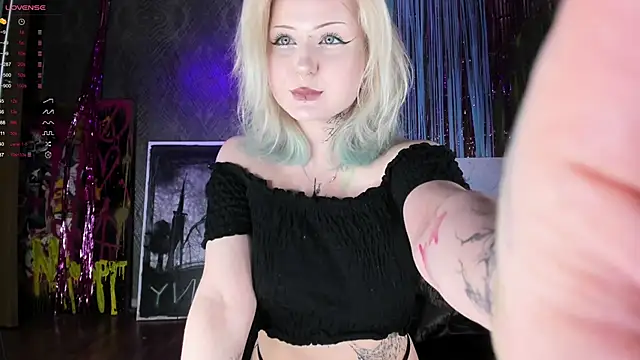 Snapshot of little_grinch666 chatting on 12-25-24, 03:38 little grinch666 online show from 12-25-24, 03:38