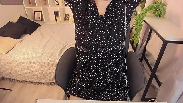 ZoeEast online show from 11-12-25, 01:00