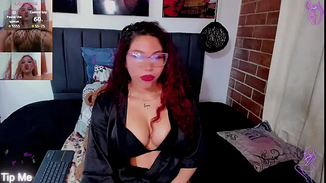 Snapshot of kyliejenner_hot chatting on 10-10-25, 02:43 kyliejenner hot online show from 10-10-25, 02:43