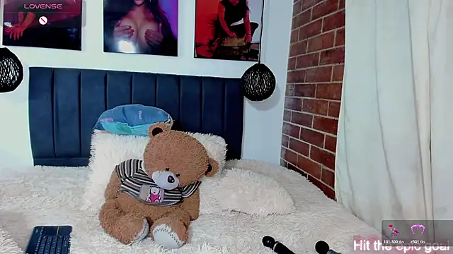 Snapshot of kyliejenner_hot chatting on 02-27-26, 08:03 kyliejenner hot online show from 02-27-26, 08:03