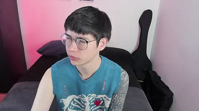 Snapshot of Aventure_Twinks chatting on 01-15-26, 06:55 Aventure Twinks online show from 01-15-26, 06:55