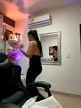 Snapshot of ZarahEvans chatting on 10-13-25, 03:23 ZarahEvans online show from 10-13-25, 03:23