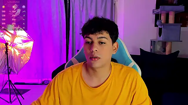 Snapshot of Franco_Rizzo_ chatting on 11-16-25, 10:04 Franco Rizzo online show from 11-16-25, 10:04