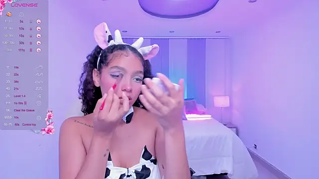 Snapshot of anahi_curlie1 chatting on 02-06-25, 03:37 anahi curlie1 online show from 02-06-25, 03:37