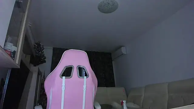 Snapshot of KaylaLaine chatting on 01-27-25, 05:36 KaylaLaine online show from 01-27-25, 05:36
