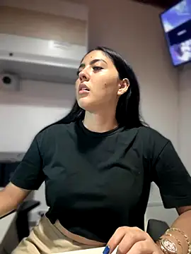 Snapshot of MarianaBenz chatting on 11-18-25, 01:55 MarianaBenz online show from 11-18-25, 01:55