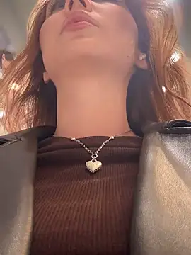 QuitieLia online show from 11-19-25, 08:14