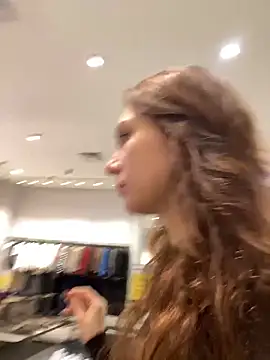 QuitieLia online show from 12-21-25, 09:27