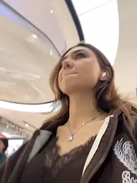 QuitieLia online show from 04-22-26, 01:12