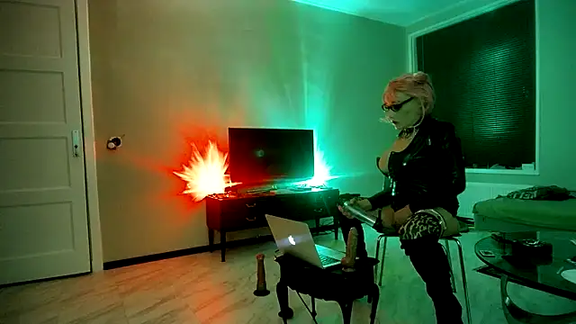 Snapshot of CharlotteVixxens chatting on 01-10-25, 04:41 CharlotteVixxens online show from 01-10-25, 04:41