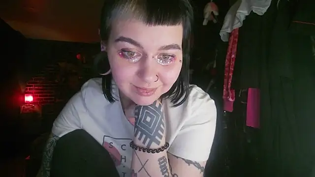 Snapshot of MoorderxDoll chatting on 01-05-25, 11:33 MoorderxDoll online show from 01-05-25, 11:33