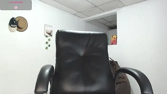 Snapshot of Aaronblack1_ chatting on 09-22-25, 01:51 Aaronblack1 online show from 09-22-25, 01:51