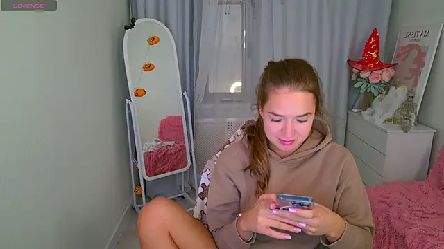 LovelyJessie online show from 10-15-25, 12:49