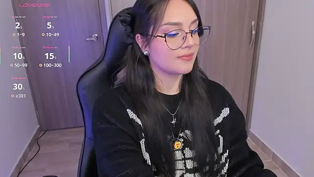 Snapshot of anaveleeez chatting on 12-16-25, 01:10 anaveleeez online show from 12-16-25, 01:10