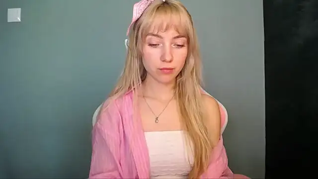 LuciaYoung online show from 04-25-26, 12:08