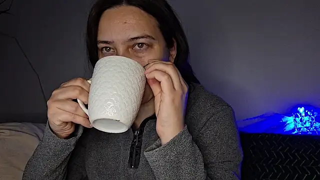 Snapshot of Cyndee_Winter chatting on 10-06-25, 04:48 Cyndee Winter online show from 10-06-25, 04:48