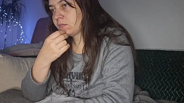 Snapshot of Cyndee_Winter chatting on 10-20-25, 04:40 Cyndee Winter online show from 10-20-25, 04:40