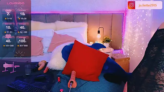 Snapshot of JulietteVolpeWyorika chatting on 01-19-25, 09:02 JulietteVolpeWyorika online show from 01-19-25, 09:02