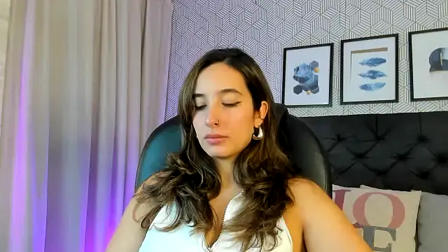 Snapshot of emma__smith1 chatting on 02-13-25, 12:21 emma  smith1 online show from 02-13-25, 12:21