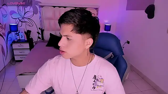 Snapshot of Niicky1_ chatting on 12-23-24, 08:14 Niicky1  online show from 12-23-24, 08:14