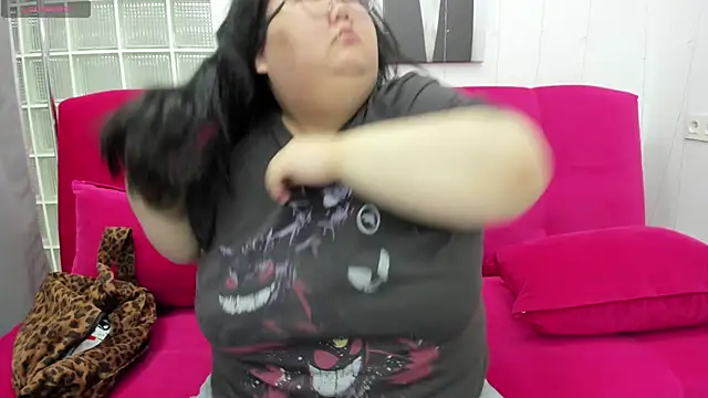 Snapshot of Nadine_asian chatting on 05-28-26, 01:14 Nadine asian online show from 05-28-26, 01:14