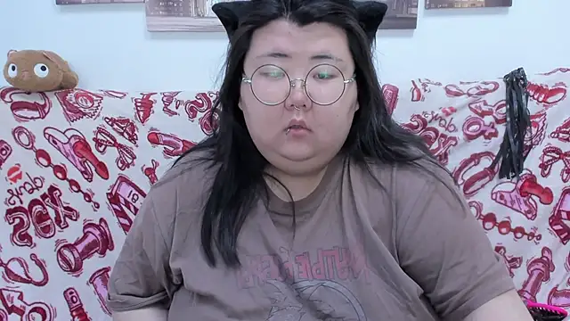 Snapshot of Nadine_asian chatting on 06-06-26, 01:32 Nadine asian online show from 06-06-26, 01:32