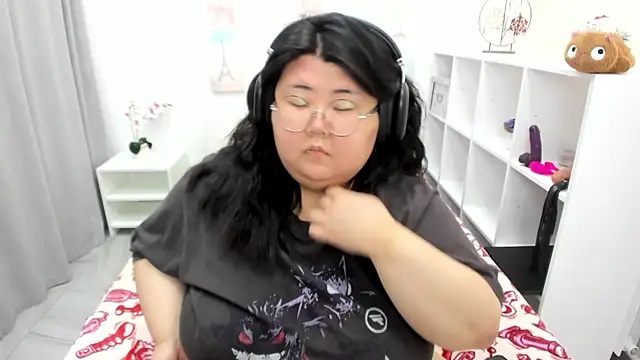 Snapshot of Nadine_asian chatting on 06-25-26, 05:12 Nadine asian online show from 06-25-26, 05:12