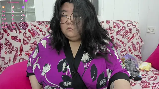 Snapshot of Nadine_asian chatting on 07-25-26, 01:25 Nadine asian online show from 07-25-26, 01:25