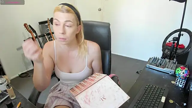 Snapshot of Ts-lucy-lux chatting on 10-06-25, 09:34 Ts-lucy-lux online show from 10-06-25, 09:34