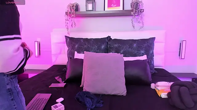 isabella simons online show from 04-23-26, 02:35