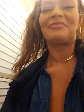 Snapshot of Erotic_and_Exotic chatting on 01-31-25, 06:35 Erotic and Exotic online show from 01-31-25, 06:35