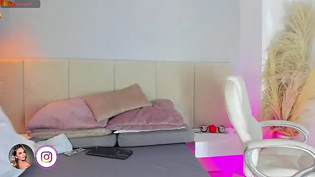 Snapshot of sofia_pamela chatting on 12-15-25, 07:18 sofia pamela online show from 12-15-25, 07:18