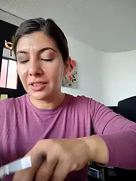 Snapshot of scarlett_moore chatting on 12-17-25, 12:44 scarlett moore online show from 12-17-25, 12:44