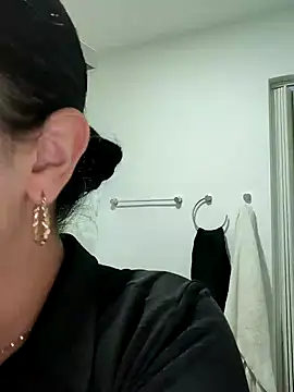 Lia Hurley online show from 12-11-24, 12:44