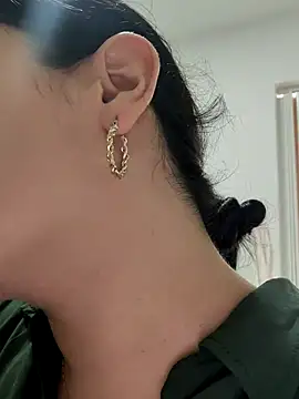 Lia Hurley online show from 12-22-24, 05:10