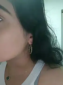 Lia Hurley online show from 02-04-25, 12:44